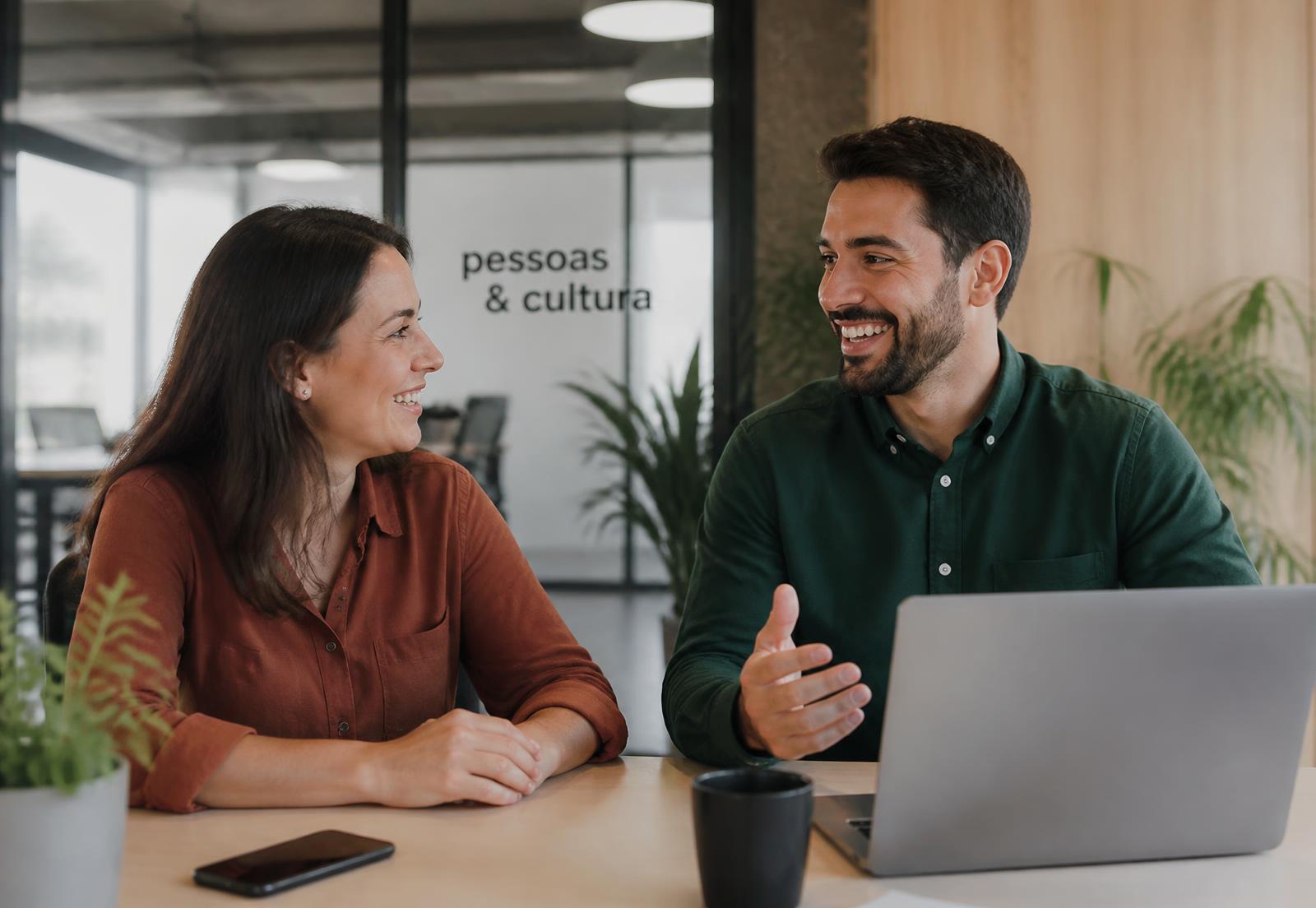 Time de RH conversando e sorrindo no escritório